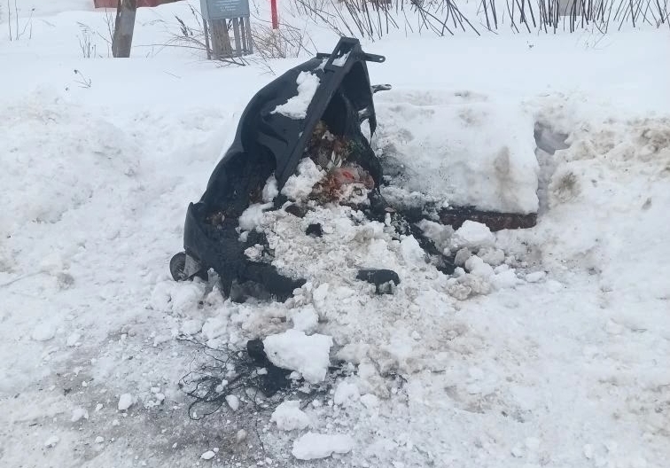 В Саратовской области начали гореть переполненные мусорные контейнеры